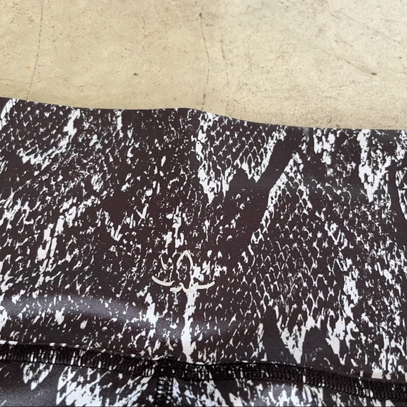 Beyond Yoga NWT Lux Camo High Waist Biker Shorts - Picture 8 of 9